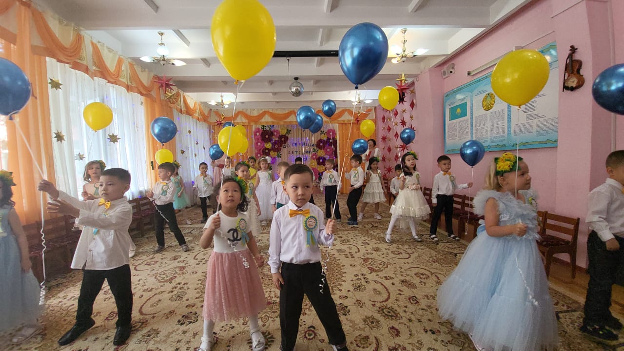 "Одуванчик" тобының балабақшамен қоштасу ертеңгілігі. Выпускной утренник в группе "Одуванчик"