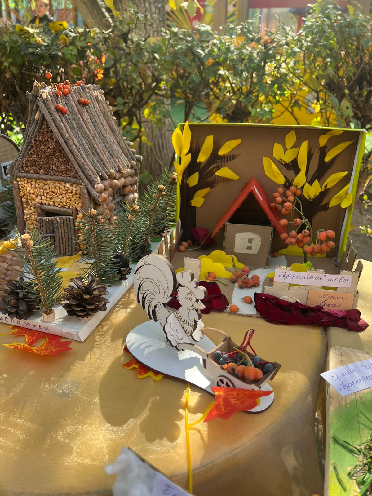 " Алтын күз" тақырыбындағы барлық топтардың көрмесі